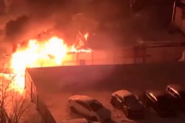 «Вспыхнул за пять минут»: в центре Новосибирска загорелось здание