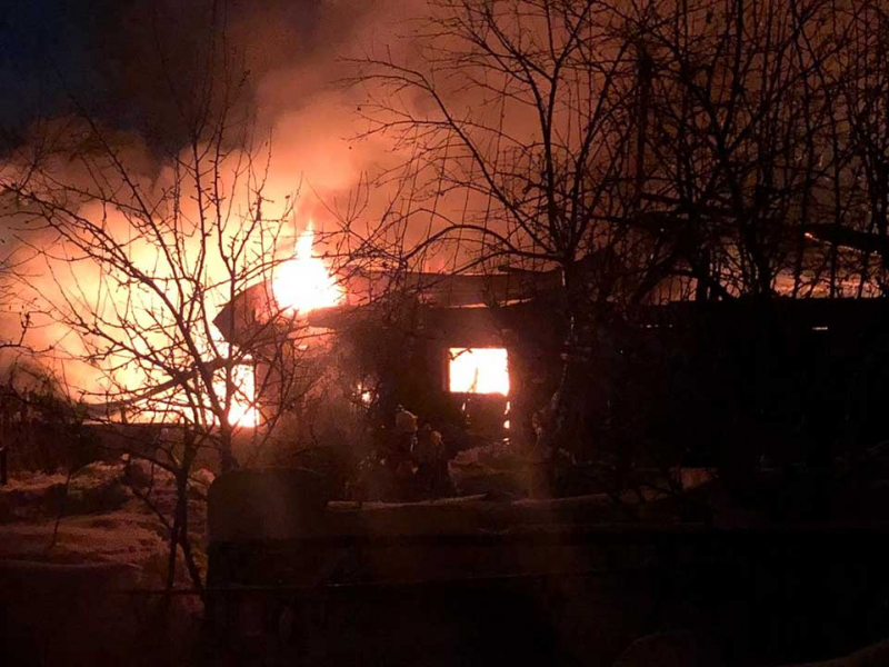 Взорвались баллоны с газом: крупный пожар произошел в Новосибирске