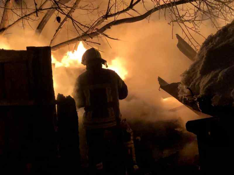 Взорвались баллоны с газом: крупный пожар произошел в Новосибирске