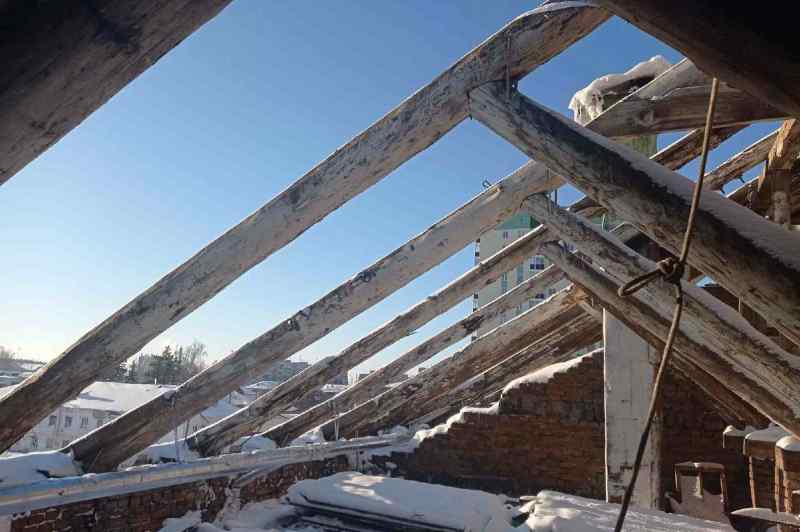 Замерзшие новосибирцы пожаловались на дом-решето: в нем дырявые стены и крыша