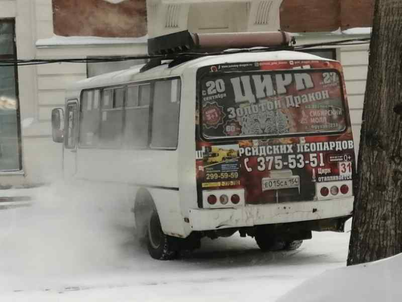 Автобус с цирковой афишей привез ОМОН на площадь Ленина
