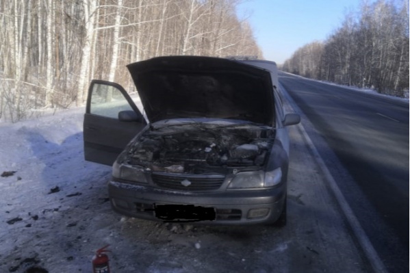 Автоинспекторы спасли семью с 2-летним ребенком на трассе — у сибиряков загорелась машина