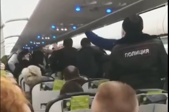 «Держали впятером»: вылет самолета в Москву задержали на час из-за агрессивных пассажиров