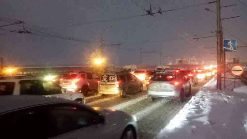 Дорожникам Новосибирска сделали выговор за грязный снег в Оби