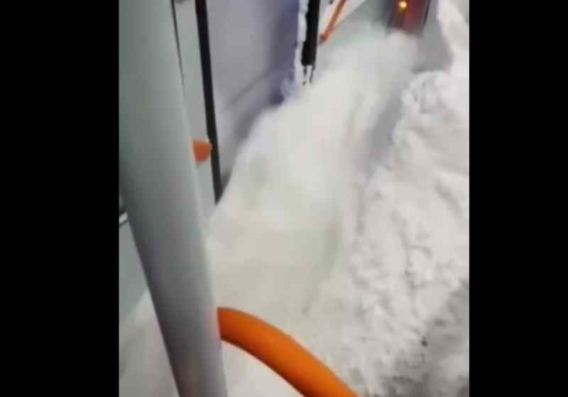 Двери трамвая не смогли закрыться из-за заваленных снегом остановок