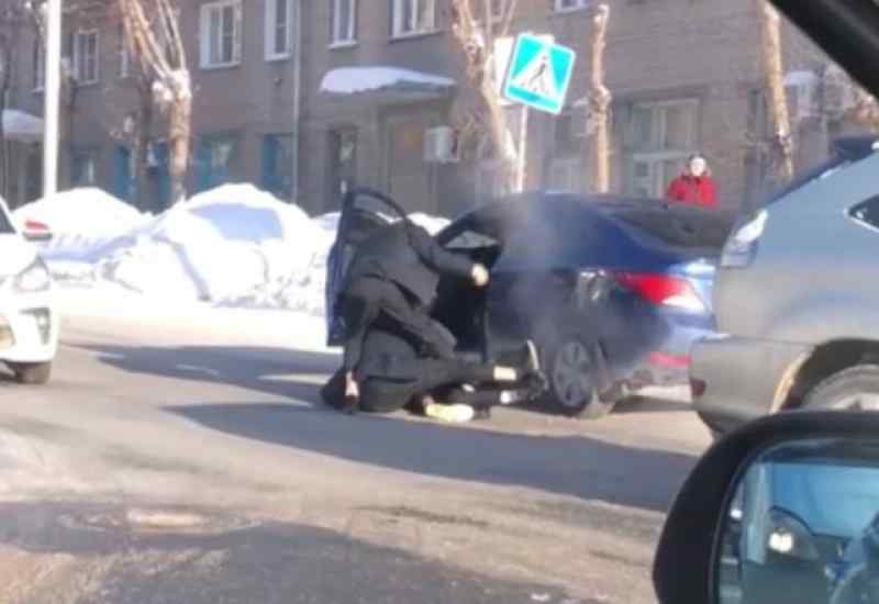 Двое водителей избили мужчину на проезжей части в Новосибирске