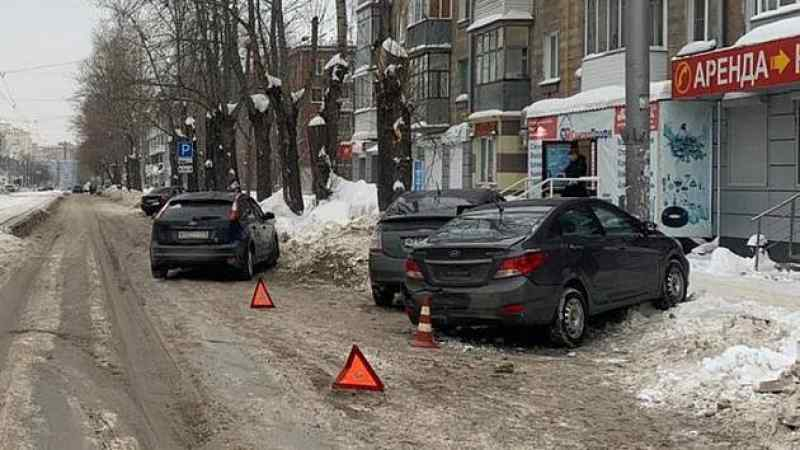 Ford Focus сбил девушку, выходившую из автомобиля в Ленинском районе Новосибирска