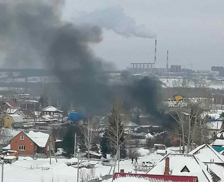 Гараж с тяжелой техникой горит в Новосибирске