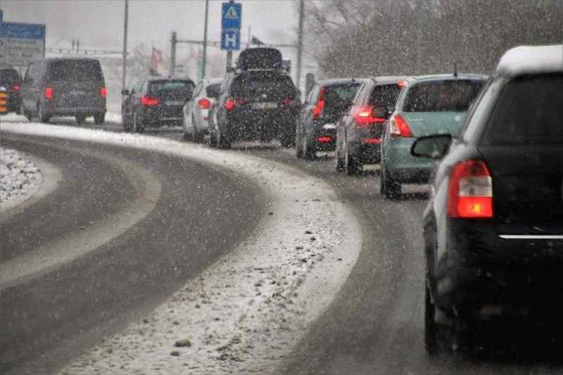 ГИБДД просит новосибирцев отказаться от транспорта из-за погоды