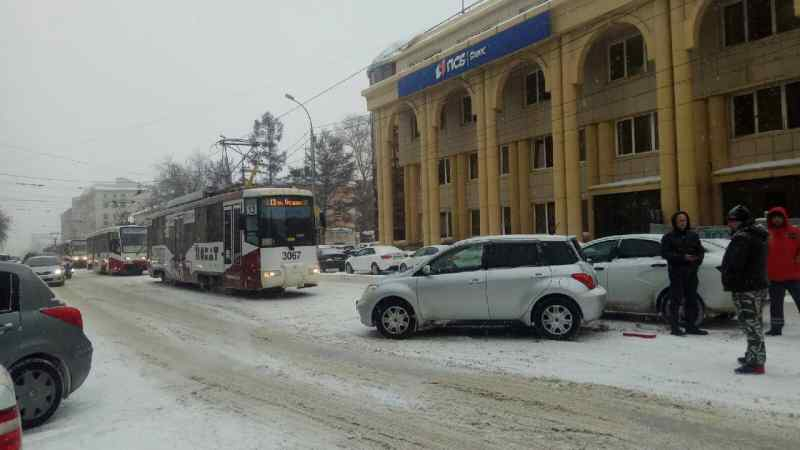 И снова трамвай №13: ДТП на рельсах прервало движение в центре Новосибирска