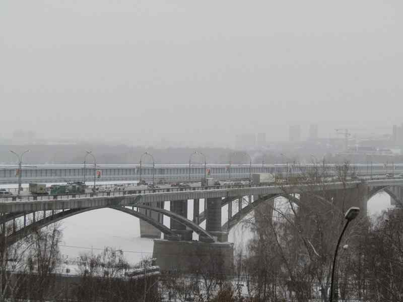 Коммунальщики вновь утилизируют грязный снег в Обь