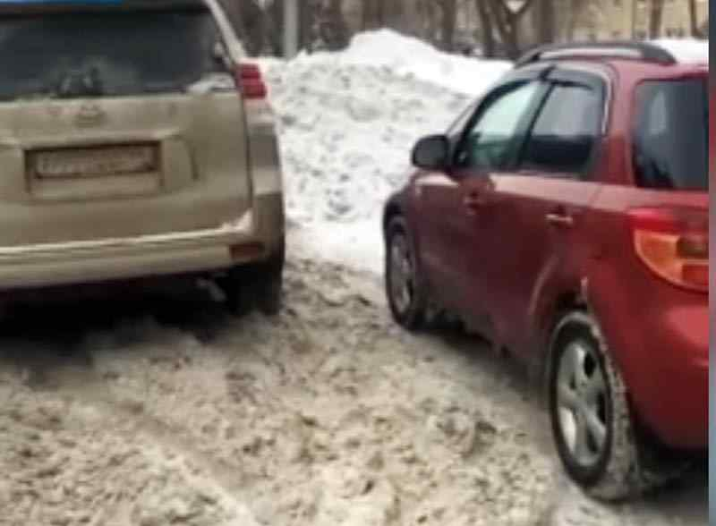 Конфликт из-за правил парковки разгорелся у новосибирских автовладельцев