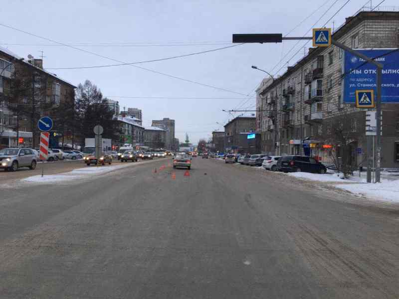 Легковушка сбила женщину на пешеходном переходе в Новосибирске