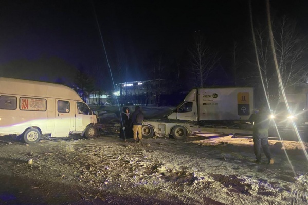 Маршрутка столкнулась с грузовиком на Толмачёвском шоссе — пять человек попали в больницу