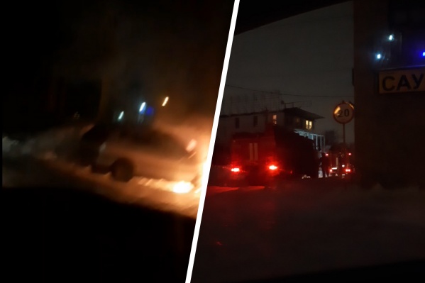 Машина сгорела в Калининском районе Новосибирска — пожар попал на видео