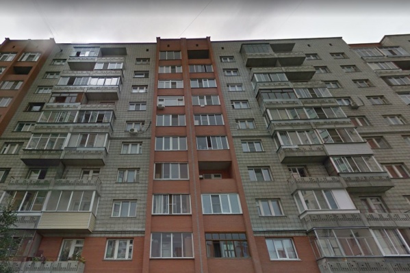 Мужчина выпал из окна в Дзержинском районе. Он погиб на месте