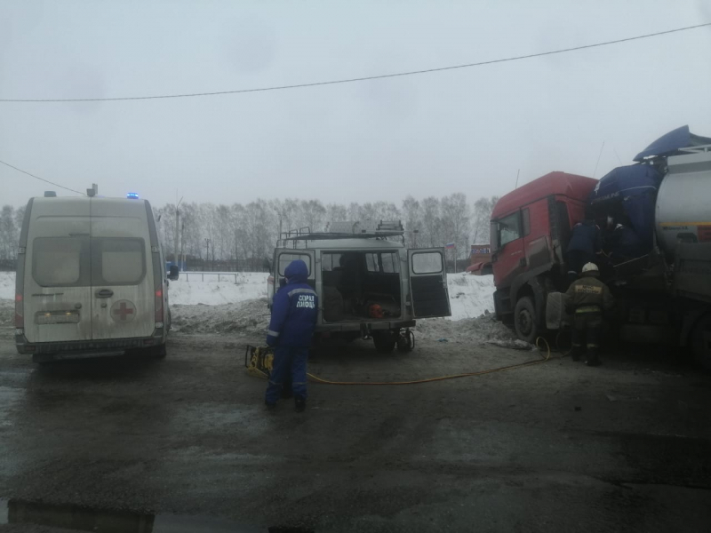 На новосибирской трассе после ДТП с бензовозом разлилось топливо — пострадали два человека