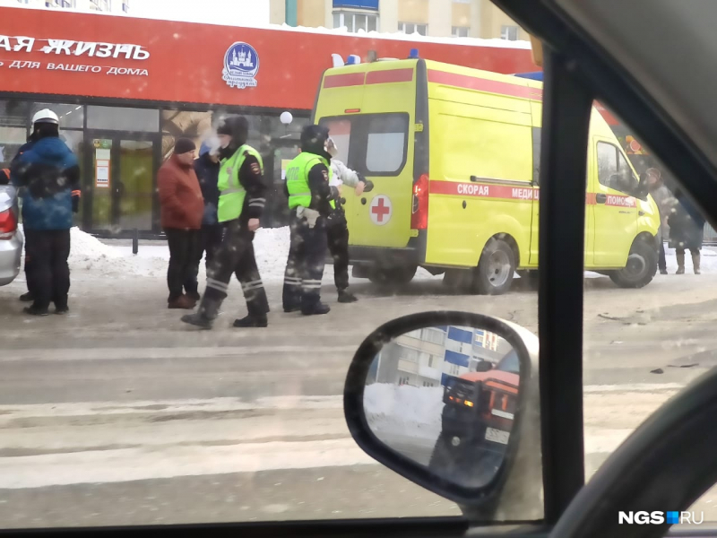 На Одоевского в лобовом столкновении пострадали три человека — одного зажало в салоне