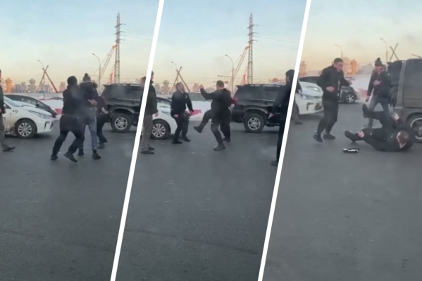 На площади Труда сцепились таксист и водитель минивэна — на видео попала массовая драка