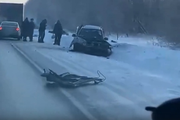 На трассе под Новосибирском столкнулись две иномарки — один человек погиб на месте