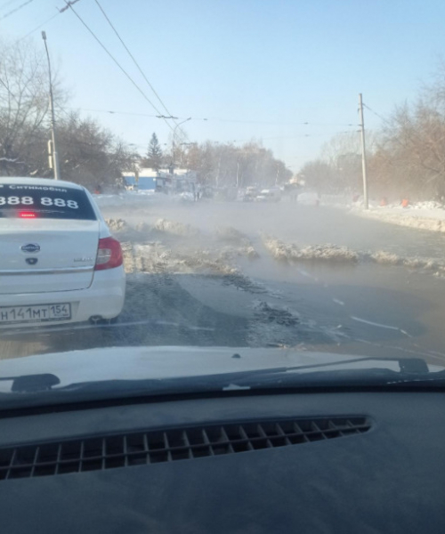 «Почему бы и не поплавать»: по улице Бориса Богаткова разлилась вода — над дорогой поднялся пар