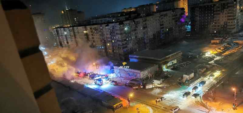 Пожар на микрорынке спровоцировал утренние пробки в Новосибирске