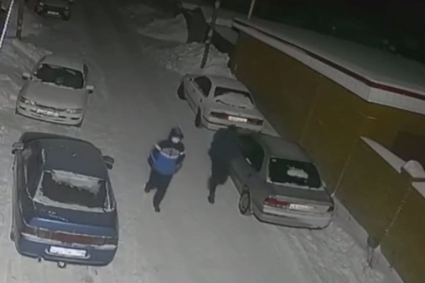Сибиряк напал на магазин с пистолетом — видео с мужчиной, которого объявили в розыск