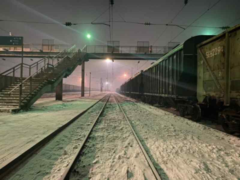 Сибиряк повел 8-летнюю дочь под мчащийся поезд: она скончалась на месте