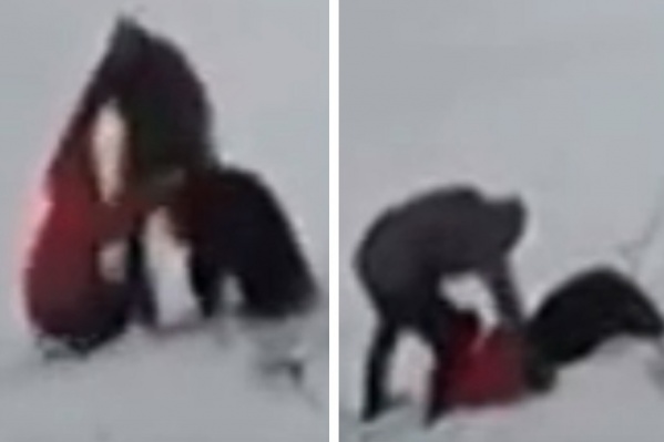 «Синяк на лице, ссадина на голове, сознание теряет»: мужчина избил двух подростков из-за сломанного снеговика