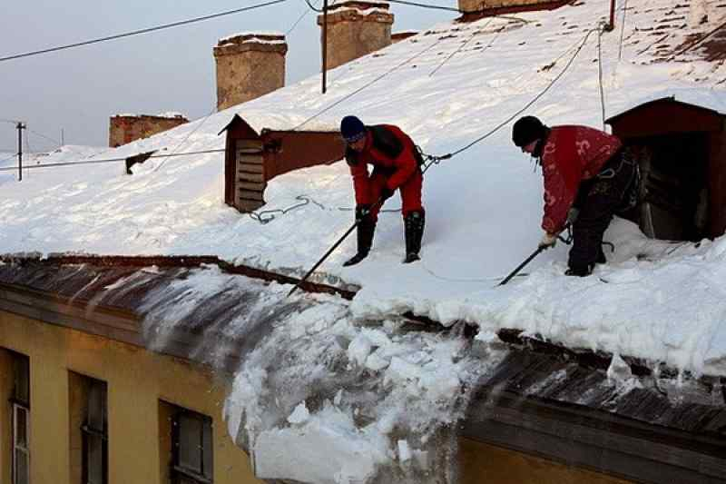 Снег с крыши травмировал жительницу Новосибирска: УК отказывается возмещать ей ущерб