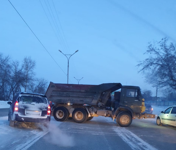 «Стоим от самой Первомайки в три ряда»: Новосибирск сковали гигантские пробки