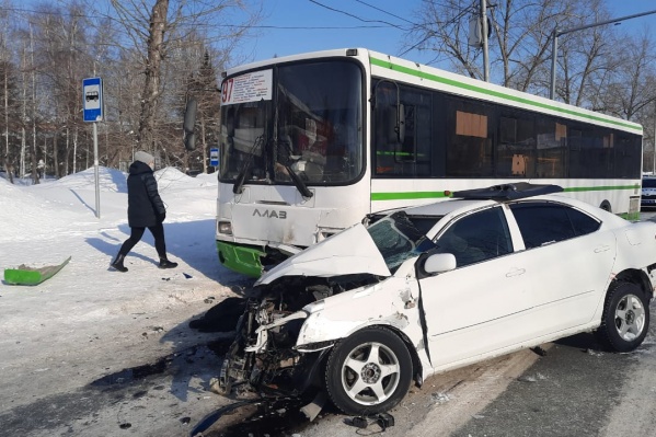 «Тойота» вылетела на встречку и врезалась в автобус с пассажирами — один человек погиб