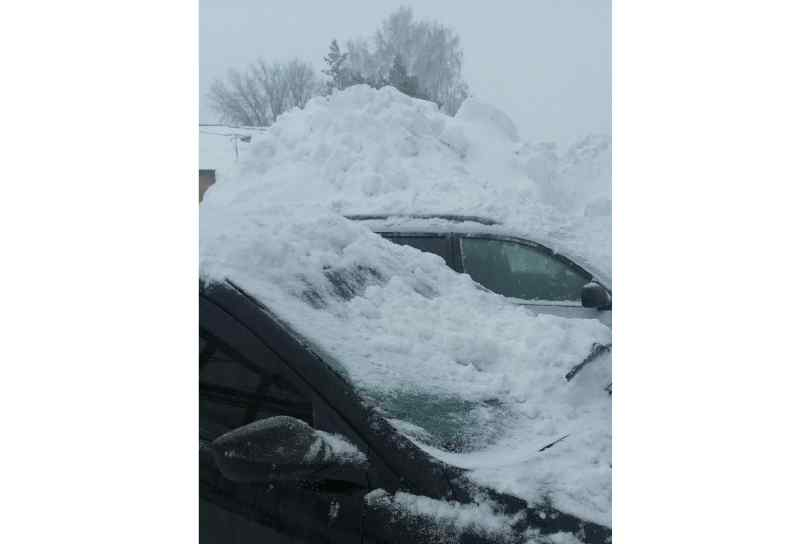 Упавший снег с магазина «Мария-Ра» уничтожил автомобиль