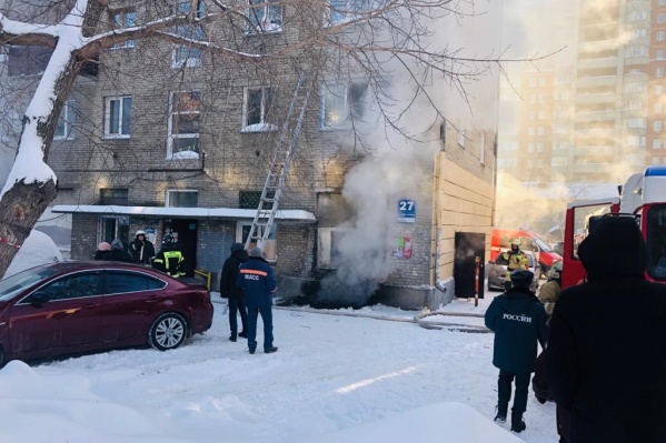 В центре Новосибирска загорелась пятиэтажка — у дома собрались пожарные машины и скорая помощь