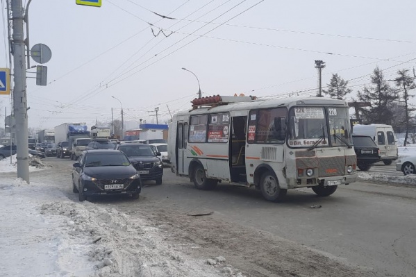 В Новосибирске автобус врезался в машины, пропускавшие пешеходов, — ПАЗ отбросило на людей