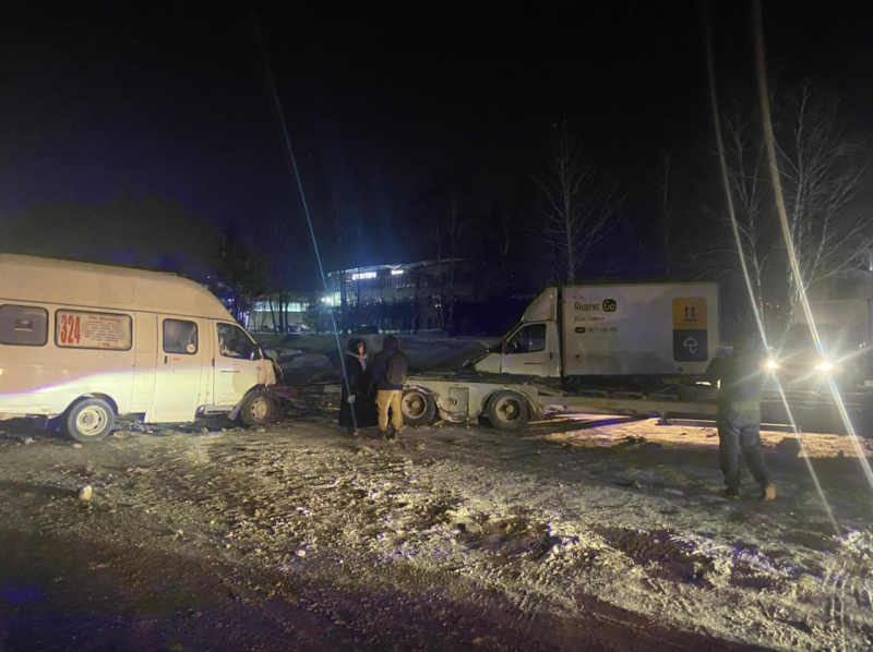 В Новосибирске столкнулись грузовик и автобус: пострадали пять человек