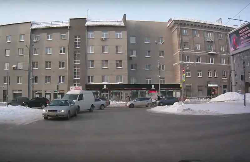 В Новосибирске таксист прокатил пешехода на капоте и врезался в столб