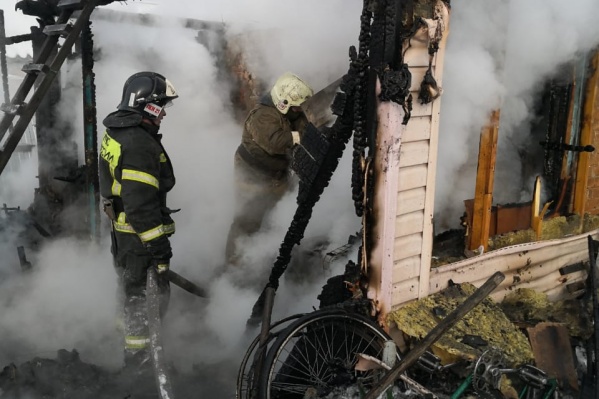 В Новосибирской области сгорел дачный дом — погибли три человека