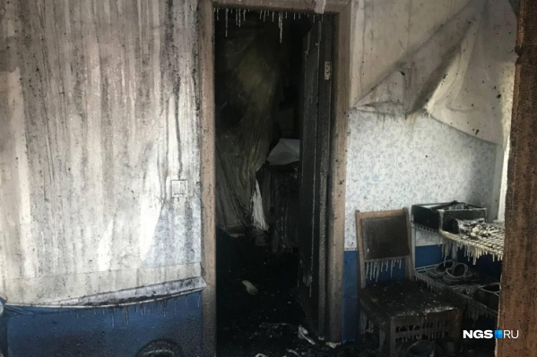 В новосибирском МЧС назвали возможную причину пожара, в котором погибли двое детей