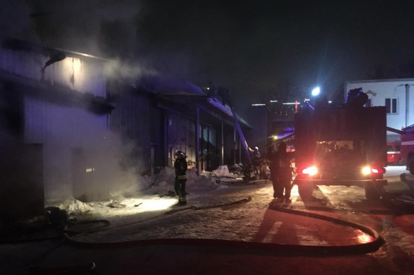 В Октябрьском районе загорелся склад со спецтехникой — пожарные вызвали подкрепление