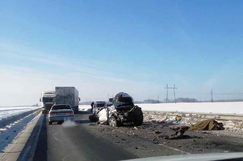 Водитель Toyota погиб в тройном ДТП под Новосибирском