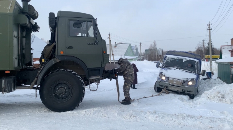 Военные машины пришли на помощь новосибирцам, застрявшим на дороге. Фото со спасением
