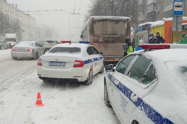 Возле остановки на Богдана Хмельницкого автобус насмерть задавил пешехода — он упал под колеса