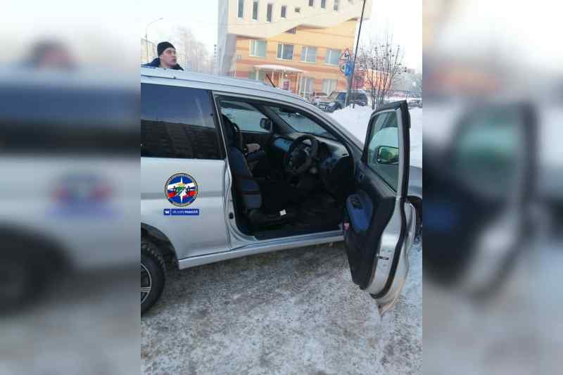 Запертую в машине 6-месячную девочку спасли в Новосибирске