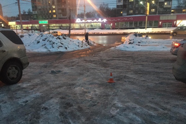 Автомобиль задним ходом на парковке в Новосибирске сбил пешехода и скрылся. ГИБДД просит помощи в поисках