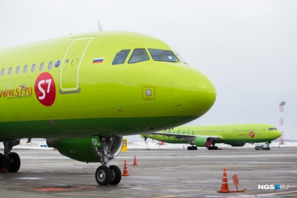 «Был удар, самолет сильно качнуло»: самолет S7 вернулся в Новосибирск из-за неисправности двигателя