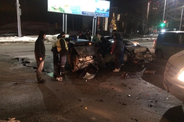 Четыре автомобиля столкнулись ночью на площади Лыщинского — публикуем фото с места аварии