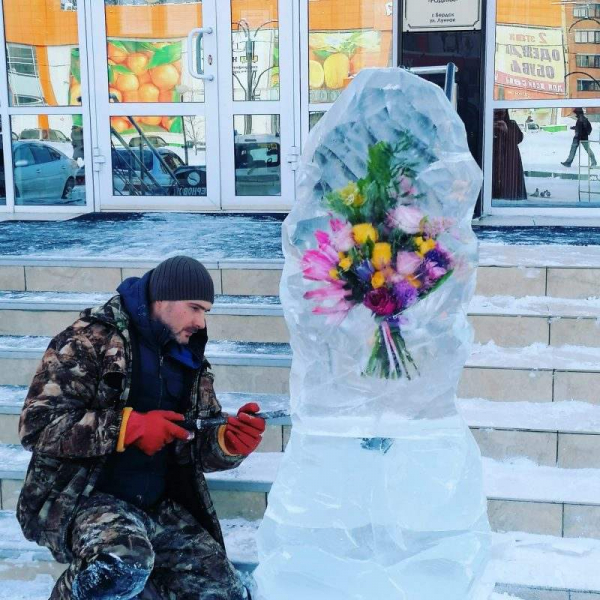 Цветочные букеты во льду подарили жительницам Бердска на 8 марта