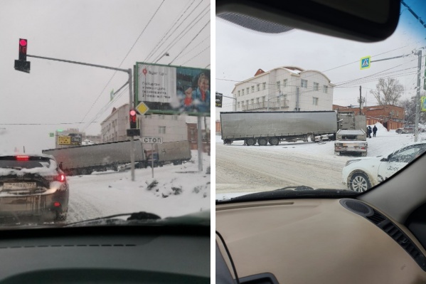 Грузовик врезался в фуру на пересечении с Добролюбова: ДТП собрало пробку в 7 километров