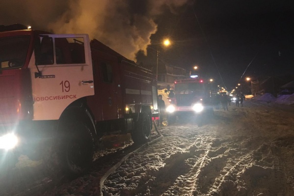 Из загоревшегося дома на Волочаевской эвакуировали 14 человек — хозяин здания сказал, что там хостел
